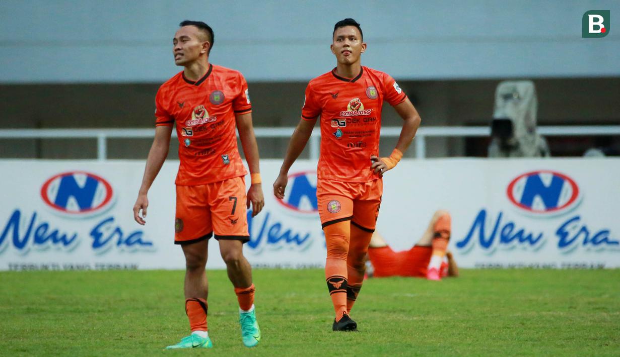 Para pemain Persiraja Banda Aceh tampak lesu usai ditaklukkan Persela Lamongan 0-1 dalam laga pekan ke-5 BRI Liga 1 2021/2022 di Stadion Pakansari, Bogor, Selasa (28/9/2021). (Bola.com/ M Iqbal Ichsan)