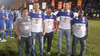 Andi Susanto (paling kiri), eks pelatih Sriwijaya FC U-21 bersama tim pelatih Bangu Atletico Clube di BTV Football Tournament di Vietnam. (Bola.com/Riskha Prasetya)