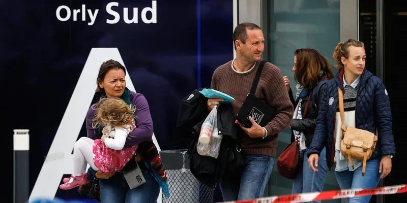 20170319- Kondisi Bandara Orly Usai Insiden Penembakan-AP Photo