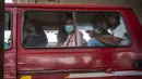 Penumpang, beberapa memakai masker, menunggu taksi mereka meninggalkan pangkalan taksi Baragwanath di Soweto, Kamis (2/12/2021). Afrika Selatan mempercepat kampanye vaksinasi untuk memerangi lonjakan pesat kasus Covid-19 usai mendeteksi varian Omicron pekan lalu. (AP Photo/Jerome Delay)