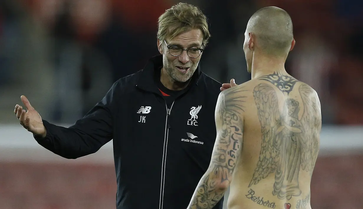 Pelatih Liverpool, Jurgen Klopp memberi salam kepada Martin Skrtel usai laga perempat final Piala Liga Inggris di Stadion St. Mary's, Southampton, Kamis (3/12/2015) dini hari WIB. (AFP Photo/Adrian Dennis)