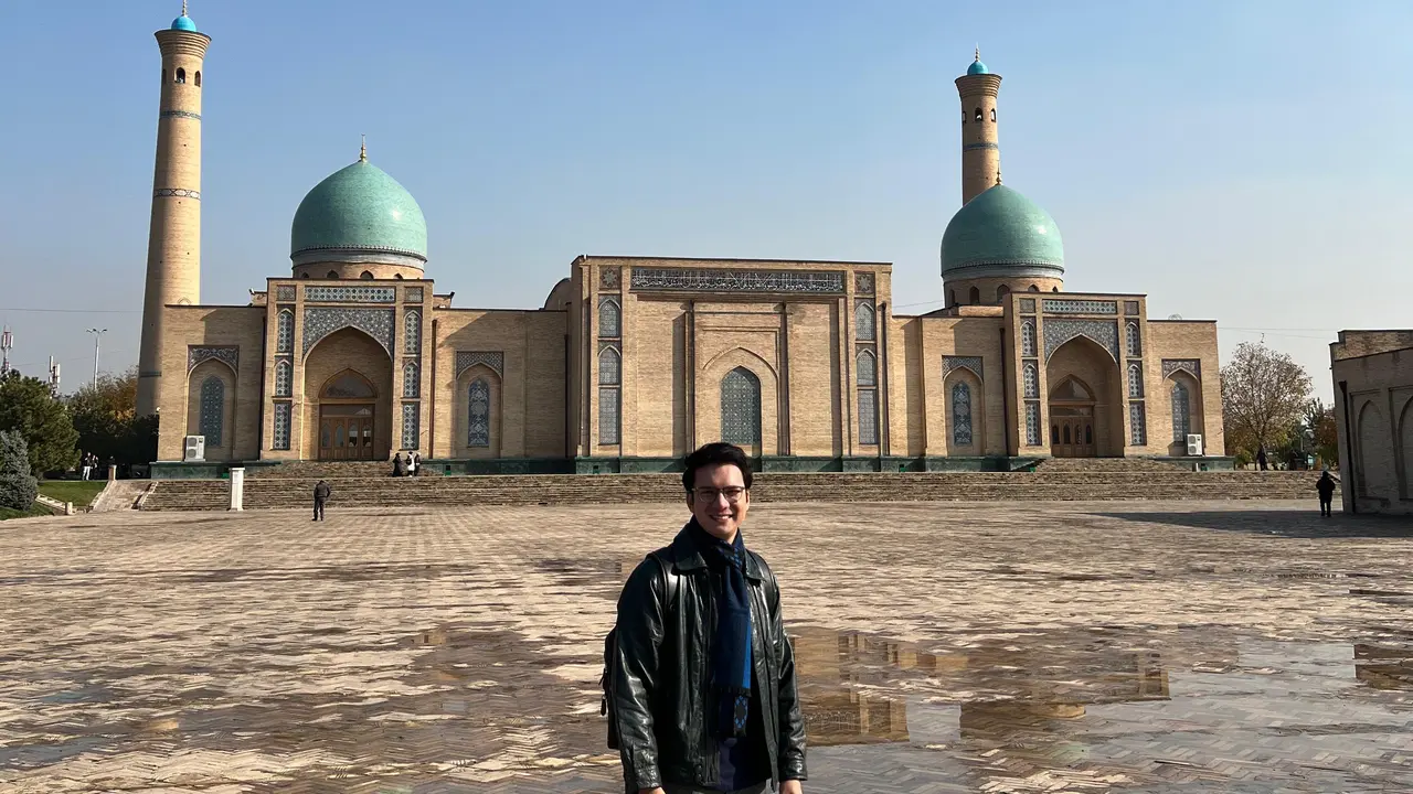 Endy Arfian di Uzbekistan saat syuting film Pengin Hijrah.