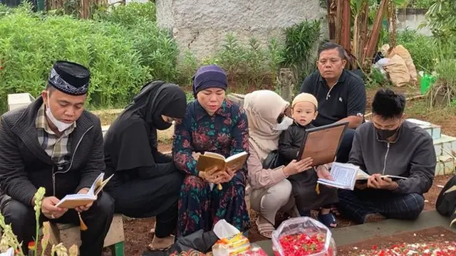 7 Potret Keluarga Haji Faisal Ziarah ke Makam Vanessa Angel dan Bibi Ardiansyah