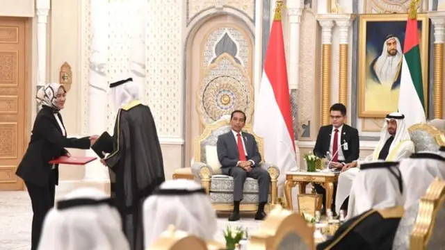 Presiden Jokowi dan Pengran Mohamed bin Zayed menyaksikan pertukaran dokumen perjanjian kerjasama di Istana Qasr Al Watan, Minggu (12/1).