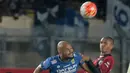 Duel Sergio Van Dijk (kiri) dan Ricardo Salampessy saat Persib Bandung melawan Persipura pada laga Torabika SC 2016 di Stadion Si Jalak Harupat, Bandung, (12/11/2016). (Bola.com/Nicklas Hanoatubun)