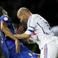 Pemain Prancis, Zinedine Zidane, menanduk bek Italia, Marco Materazzi, pada final Piala Dunia 2006. (Huffintonpost)