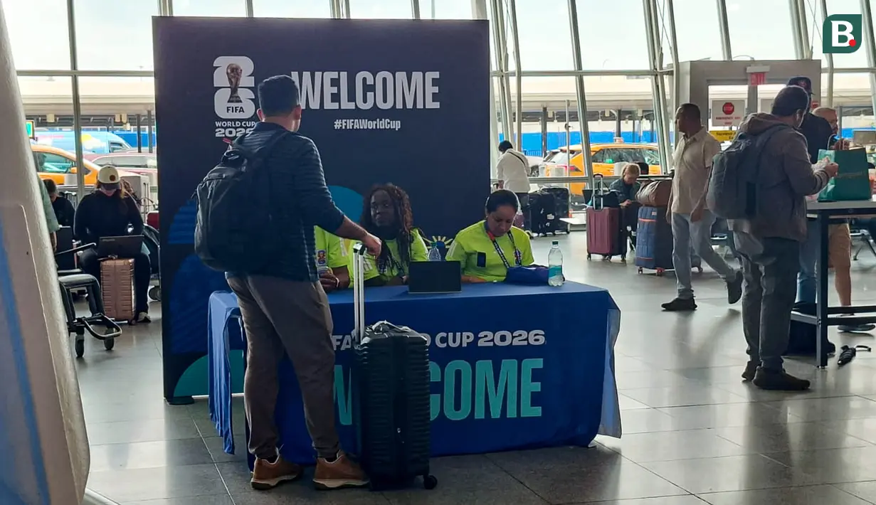 Vibes Piala Dunia 2026 juga cukup terasa dengan pernak-pernik mencolok di berbagai sudut Bandara JFK, seakan memberitahu saya dan juga "warga dunia" bahwa Amerika Serikat siap menjadi tuan rumah yang baik selama satu bulan ke depan. (Bola.com/Hery Kurniawan)