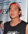 Aktor Adipati Dolken kembali dipercaya menjadi anak SMA. Dalam film terbarunya berjudul Posesif, ia kembali memerankan anak SMA. Padahal usianya kini sudah 26 tahun. (Deki Prayoga/Bintang.com)