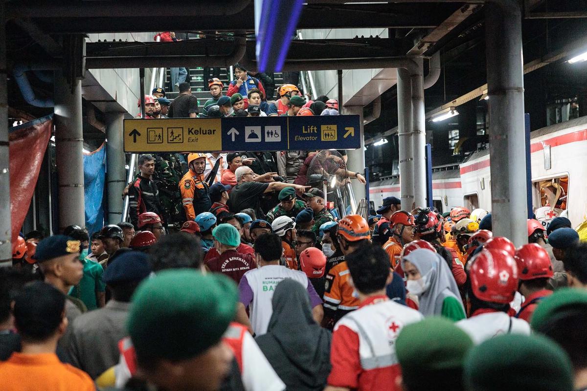 FOTO: Evakuasi Dramatis Korban Tabrakan Kereta di Bekasi Timur