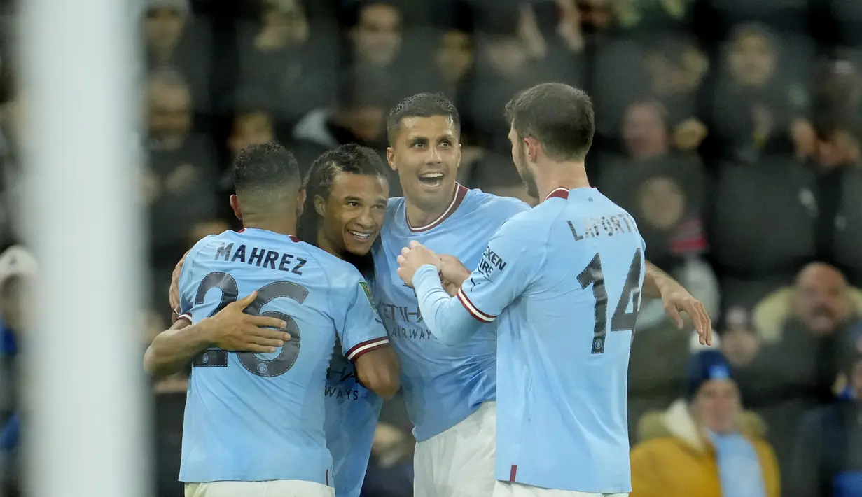 Para pemain Manchester City merayakan setelah bek Nathan Ake mencetak gol ketiga timnya ke gawang Liverpool selama pertandingan babak 16 besar Piala Liga Inggris di stadion Etihad di Manchester, Inggris, Jumat (23/12/2022). Man City menang tipis atas Liverpool 3-2. (AP Photo/Jon Super)