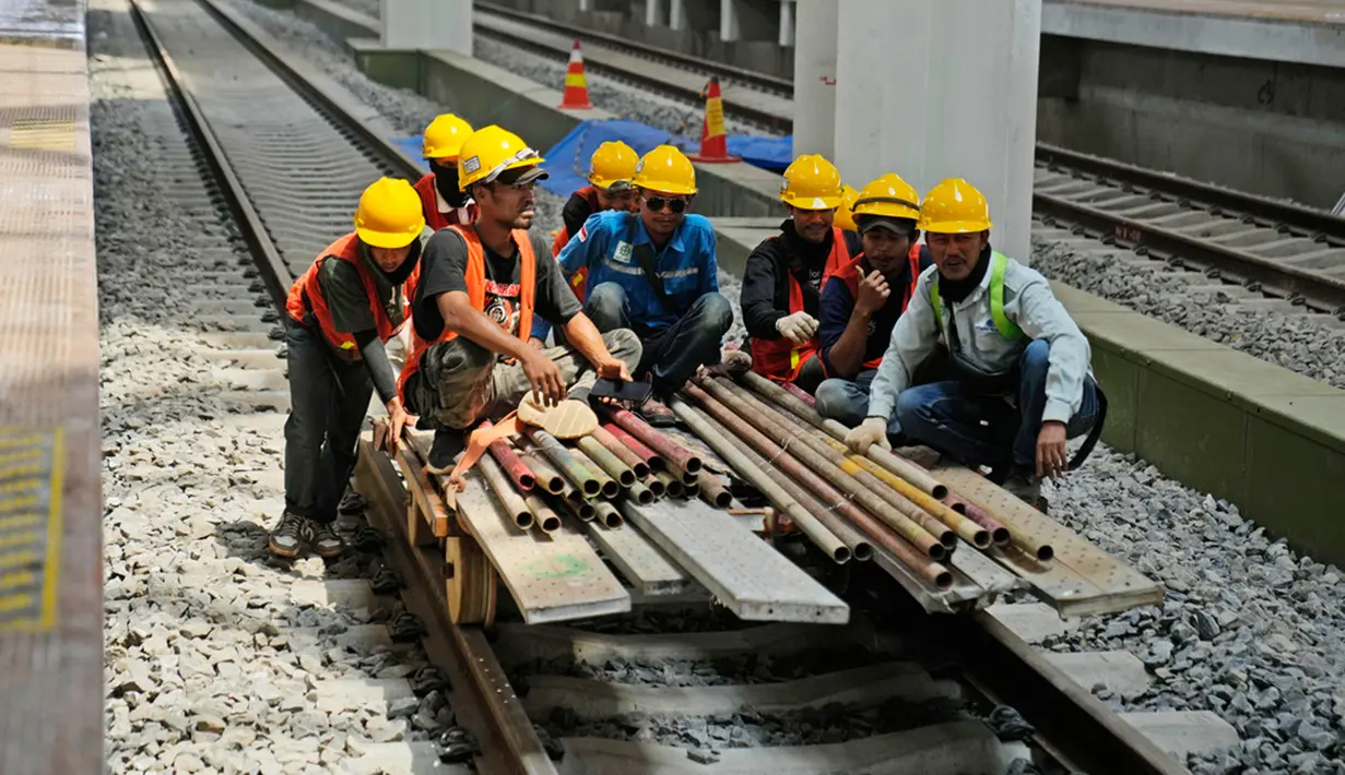 Direktur Utama PT KCIC Dwiyana Slamet Riyadi menjelaskan, Stasiun Halim akan memiliki konektivitas dengan Jalan Raya melalui akses dari Jalan DI Panjaitan, Exit Tol Km 1+850 Tol Jakarta-Cikampek, LRT Jabodebek, BRT Transjakarta, BRT JR Connexion, dan shuttle dari Bandara Halim. (AP Photo/Dita Alangkara)