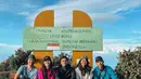 Febby Rastanty juga sempat mengunggah potret saat tiba di Puncak Kentengsongo, Taman Nasional Gunung Merbabu bersama Bella dan 3 pria lain yang baru saja dikenalnya untuk perjalanan ini. (Instagram/febyraastanty)