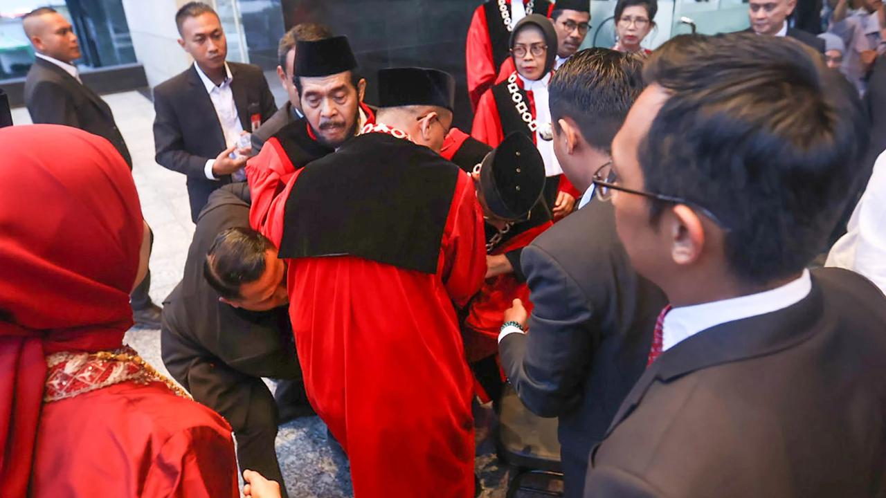 FOTO:  Detik Detik Anwar Usman Jatuh Pingsan di Gedung MK