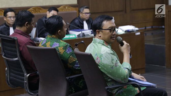 Menpora Imam Nahrawi (kanan) menjawab pertanyaan saat menjadi saksi sidang lanjutan suap dana hibah untuk KONI dengan terdakwa Deputi IV Bidang Peningkatan Prestasi Kemenpora, Mulyana serta Adhi Purnomo dan Eko Triyanta di Pengadilan Tipikor, Jakarta, Kamis (4/7). (Liputan6.com/Helmi Fithriansyah)