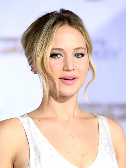 Nampaknya Jennifer Lawrence sangat memahami bagaimana memanfaatkan keindahan rambut panjang miliknya, seperti dengan mengangkat rambutnya dengan menyisakan poni untuk aksen. (Bintang/EPA)