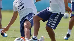 Pemain Argentina, Marcos Acuna (kiri) dan Paulo Dybala  saat sesi latihan jelang menghadapi Prancis pada 16 besar Piala Dunia 2018 di Bronnitsy, Rusia, Jumat (29/6). (AP Photo/Ricardo Mazalan)