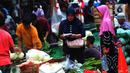 Aktivitas pedagang di pasar Senen, Jakarta, Jumat (23/12/2022). Penjabat (Pj) Gubernur DKI Jakarta, Heru Budi Hartono menjelaskan, menghadapi Natal 2022 dan Tahun Baru 2023, Pemprov DKI Jakarta terus meningkatkan sinergi untuk menjaga ketahanan pangan. Dia pun memastikan bahwa pasokan kebutuhan pangan yang berkualitas untuk masyarakat Jakarta dalam kondisi stabil, serta harga pangan tetap terjaga dan terjangkau oleh masyarakat Jakarta. (Liputan6.com/Angga Yuniar)