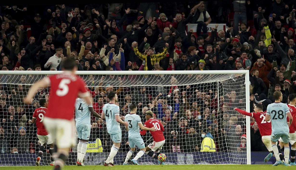 Marcus Rashford berhasil menyelamatkan wajah MU sekaligus memberikan tim asuhan Ralf Rangnick itu tiga poin yang berhargausai mengalahkan West Ham United di pekan 23 Liga Inggris 2021/2022. Gol yang dicetaknya beberapa detik sebelum pertandingan berakhir mengubah segalanya. (AP Photo/Dave Thompson)
