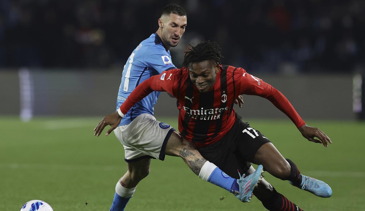 AC Milan baru memperoleh peluang pada menit ke-28. Rafael Leao (kanan) melepaskan tembakan dari jarak jauh ke sudut kiri gawang Napoli yang masih mampu dihalau kiper David Ospina. Skor 0-0 bertahan hingga babak pertama usai. (LaPresse via AP/Alessandro Garofalo)