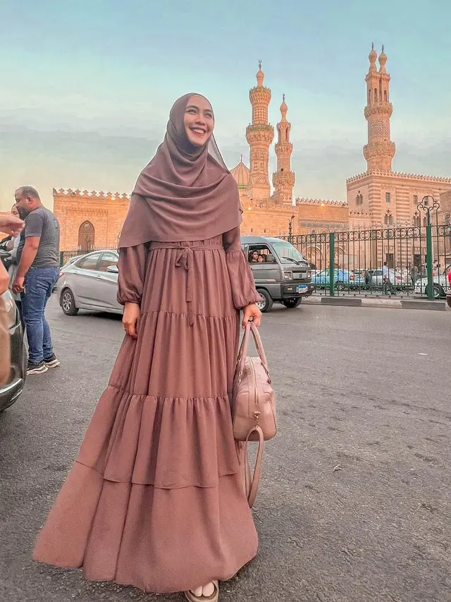 8 Model Baju Gamis Simple dan Elegan, Simak Inspirasinya dari Citra Kirana hingga Laudya Cynthia Bella