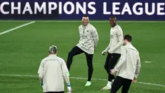 Penyerang Paris Saint-Germain, Kylian Mbappe (tengah) bersama rekan setimnya saat sesi latihan menjelang pertandingan sepak bola leg kedua babak 16 besar Liga Champions melawan Real Sociedad di Stadion Reale Arena, San Sebastian, 4 Maret 2024. (FRANCK FIFE/AFP)