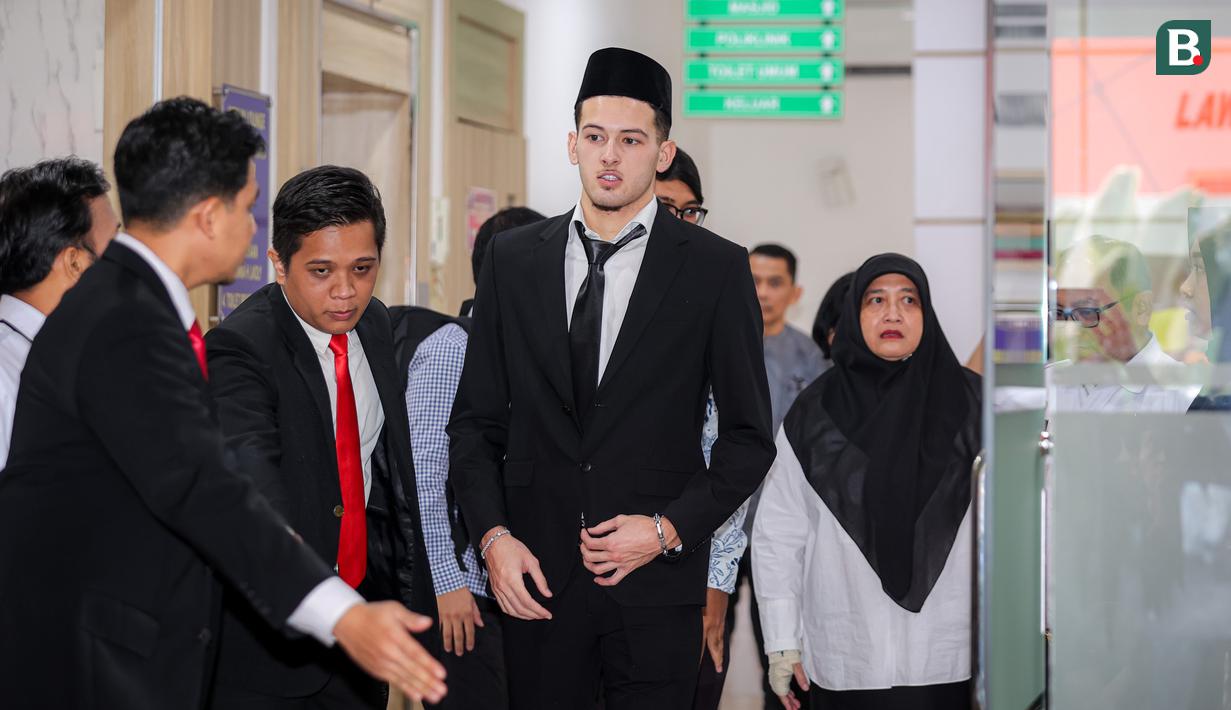 <p>Pemain naturalisasi Indonesia, Justin Hubner mendatangi awak media setelah pengambilan sumpah WNI yang berlangsung di Kantor Wilayah Kementerian Hukum dan HAM (Kanwil Kemenkumham), Jakarta Timur, Rabu (06/12/2023). (Bola.com/Bagaskara Lazuardi)</p>