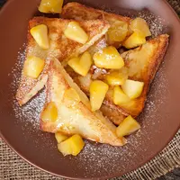 Ilustrasi french toast with&nbsp;caramelized apples./Copyright&nbsp;freepik.com/author/timolina
