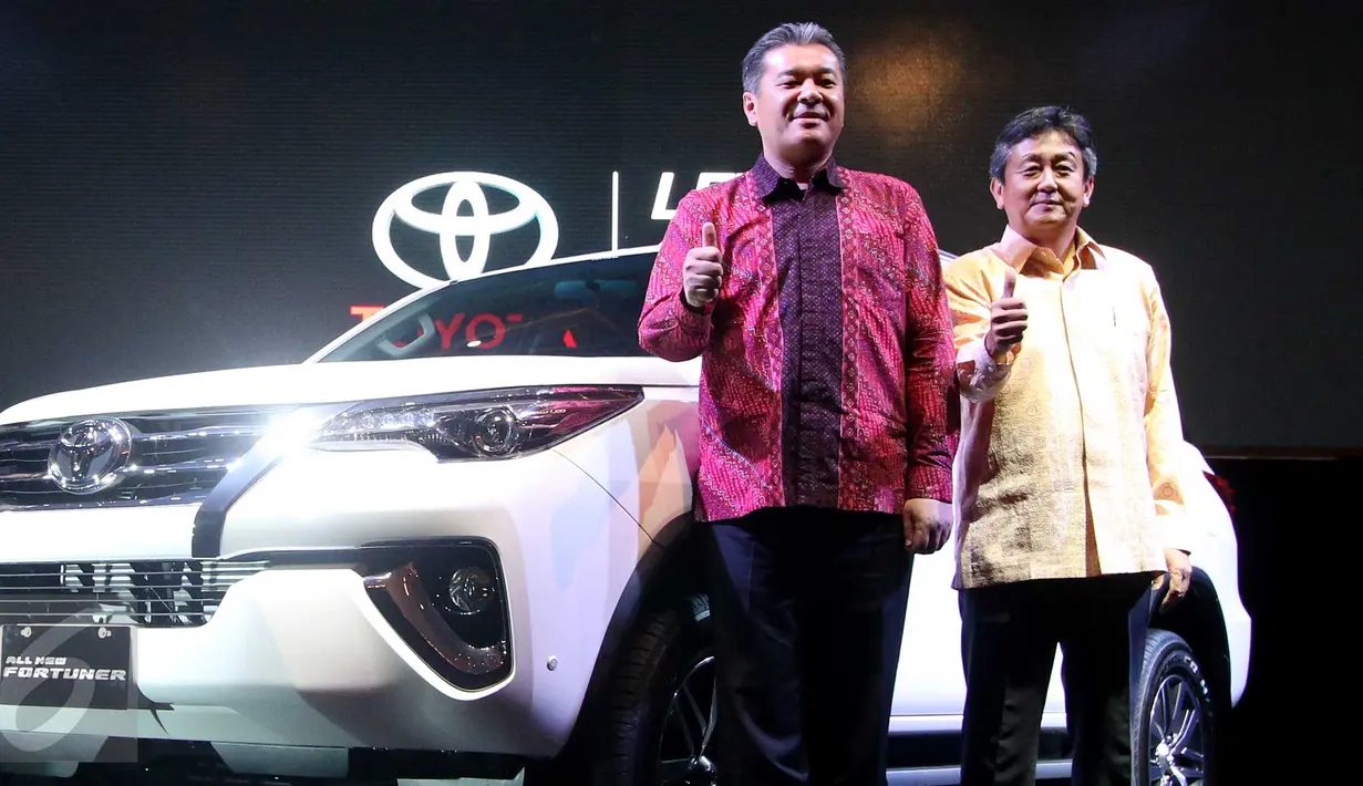 Presdir Toyota Astra Motor (TAM) Hiroyuki Fukui (kanan) saat peluncuran All New Fortuner di JCC, Jakarta, Jumat (22/1). Toyota Astra Motor (TAM) agen pemegang merek mobil Toyota di Indonesia resmi meluncurkan all new Fortuner. (Liputan6.com/Angga Yuniar)