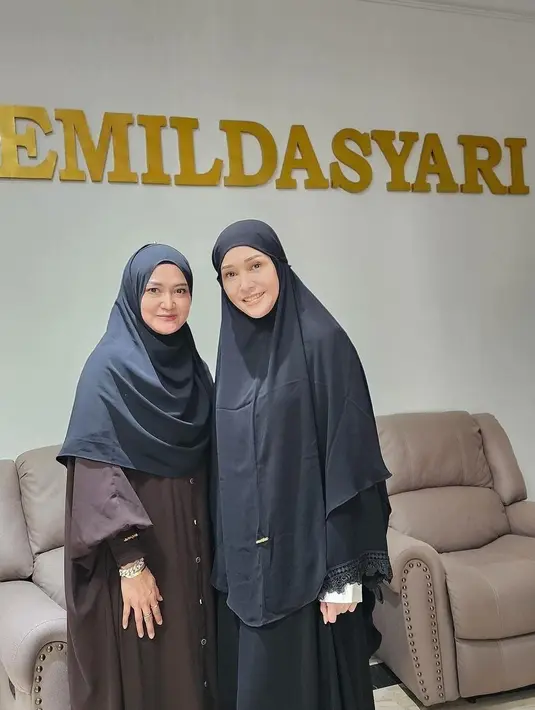 Selanjutnya, Maia Estianty memakai gamis dan bergo hitam. [instagram/maiaestiantyreal]