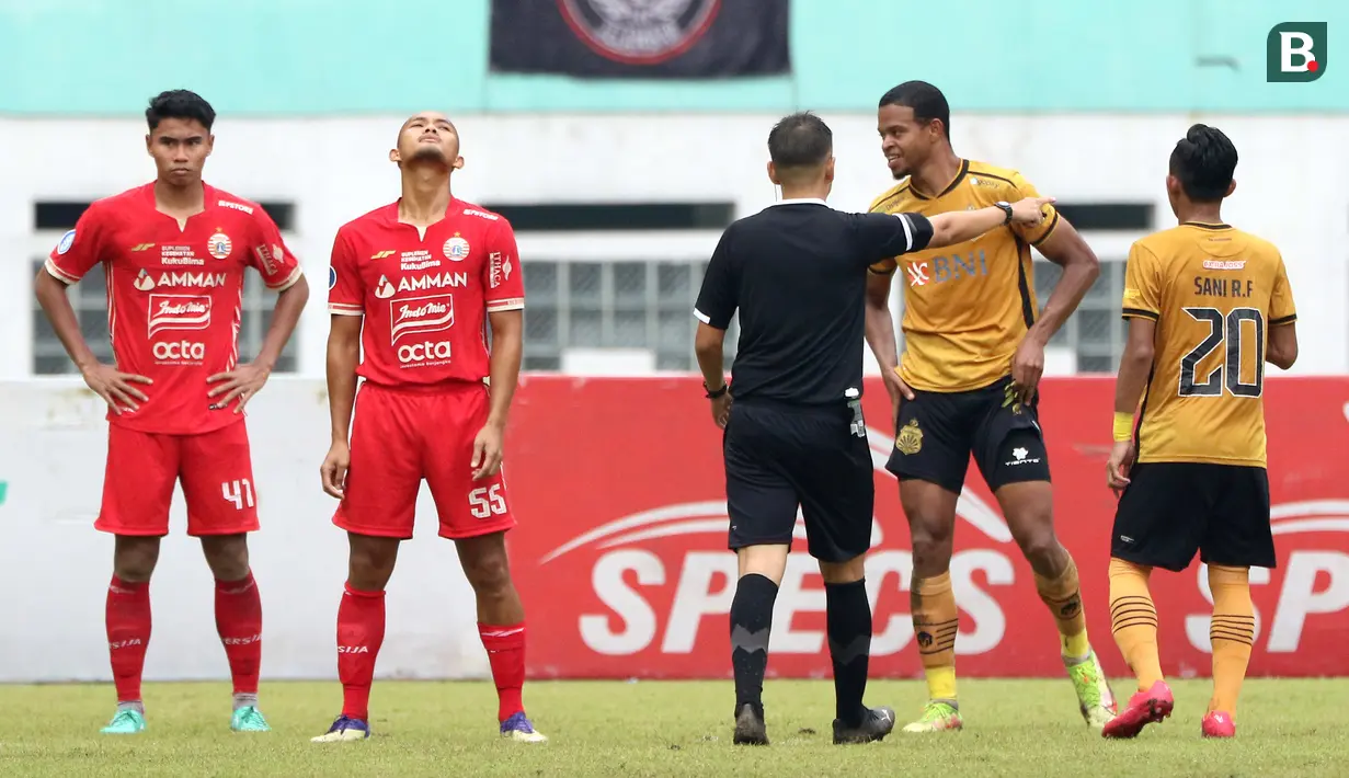 <p>Wasit Ikhsan Prasetya Jati menunjuk titik putih setelah pemain Persija Jakarta, Dandi Maulana Abdulhak (kedua kiri) kedapatan handball dalam pertandingan lanjutan pekan ke-25 BRI Liga 1 2022/2023 melawan Bhayangkara FC yang berlangsung di Stadion Wibawa Mukti, Cikarang, Jawa Barat, Kamis (16/2/2023). (Bola.com/Ikhwan Yanuar)</p>