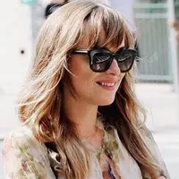 Siapa tak kenal Dakota Johnson? Wanita cantik dan seksi ini sudah memulai kariernya sejak tahun 1999. Namun siapa sangka, meskipun sudah lama berkiprah ternyata ia tak menyukai ranah hiburan tersebut. (Instagram/officialdakotajohnson)