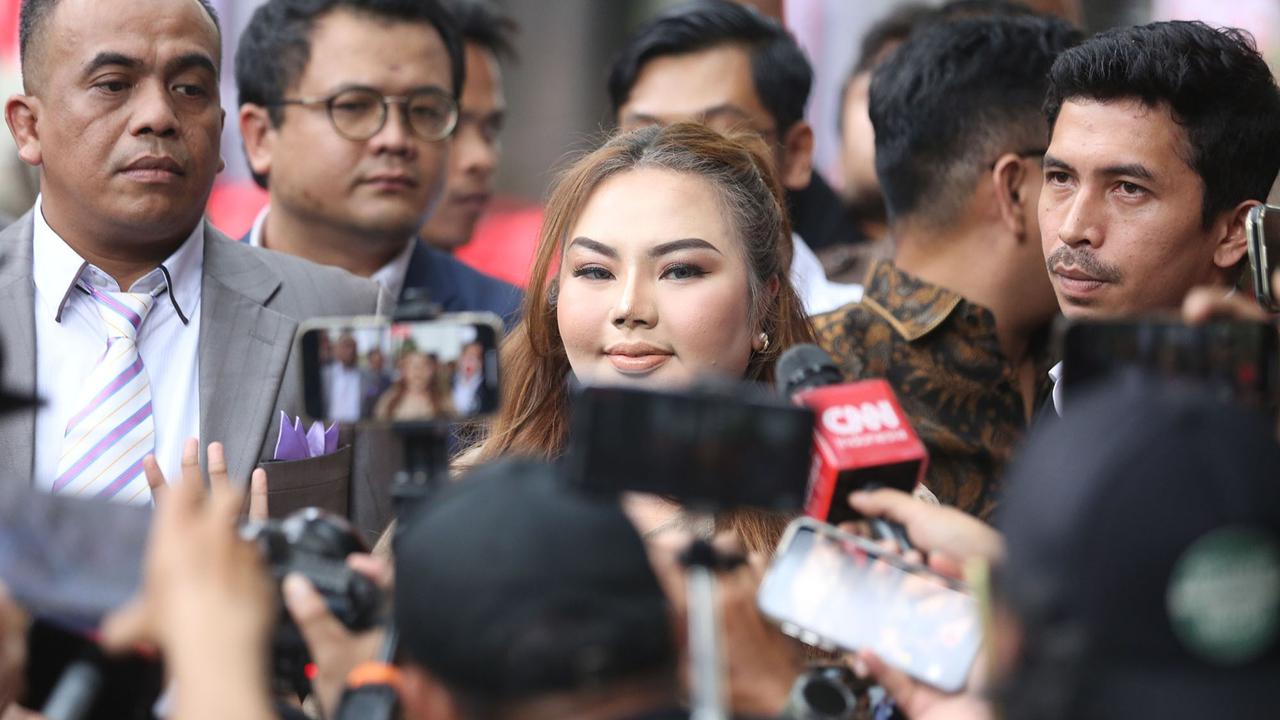 FOTO: Selebgram Lisa Mariana Penuhi Panggilan KPK