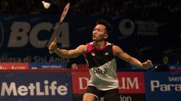 Pada babak perempat final, Ihsan Maulana Mustofa, mampu menaklukan tunggal putra Inggris, Rajiv Ouseph dengan angka 17-21, 21-12 dan 21-12. (Bola.com/Vitalis Yogi Trisna)