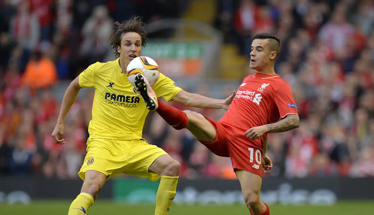 Pemain Liverpool, Philippe Coutinho (kanan) berusaha melewati hadangan pemain Villarreal Tomas Pina pada laga leg kedua semifinal Liga Europa di Stadion Anfield, Liverpool, Jumat (6/5/2016)  dini hari WIB. (AFP/Oli Scarff) 