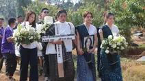 Isak Tangis Marsha Aruan Iringi Pemakaman Sang Ibunda di TPU Tanah Kusir