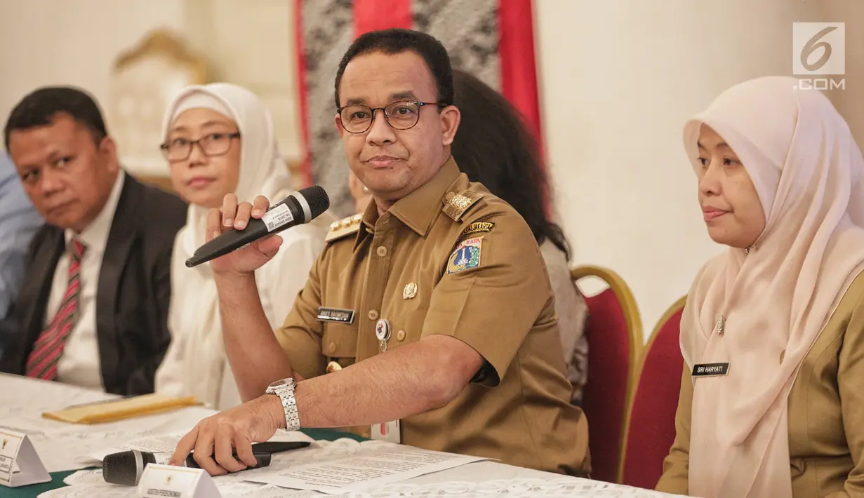 Gubernur DKI Jakarta Anies Baswedan memberi keterangan terkait pengambilalihan pengelolaan air, Gedung Balai Kota Jakarta, Senin (11/2). Pengambilalihan pengelolaan air dari pihak swasta ini untuk memperluas cakupan akses air. (Liputan6.com/Faizal Fanani)