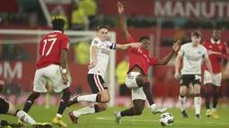 Pemain Manchester United, Kobbie Mainoo, saat melawan Charlton Athletic pada laga Carabao Cup di Stadion Old Trafford (10/01/2023). Absenya Casemiro di laga melawan Arsenal nanti bisa menjadi berkah bagi pemain berusia 17 tahun itu. Kobbie Mainoo bisa menjadi pilihan Erik ten Hag untuk mengganti peran Casemiro di lini tengah. (AP Photo/Dave Thompson)
