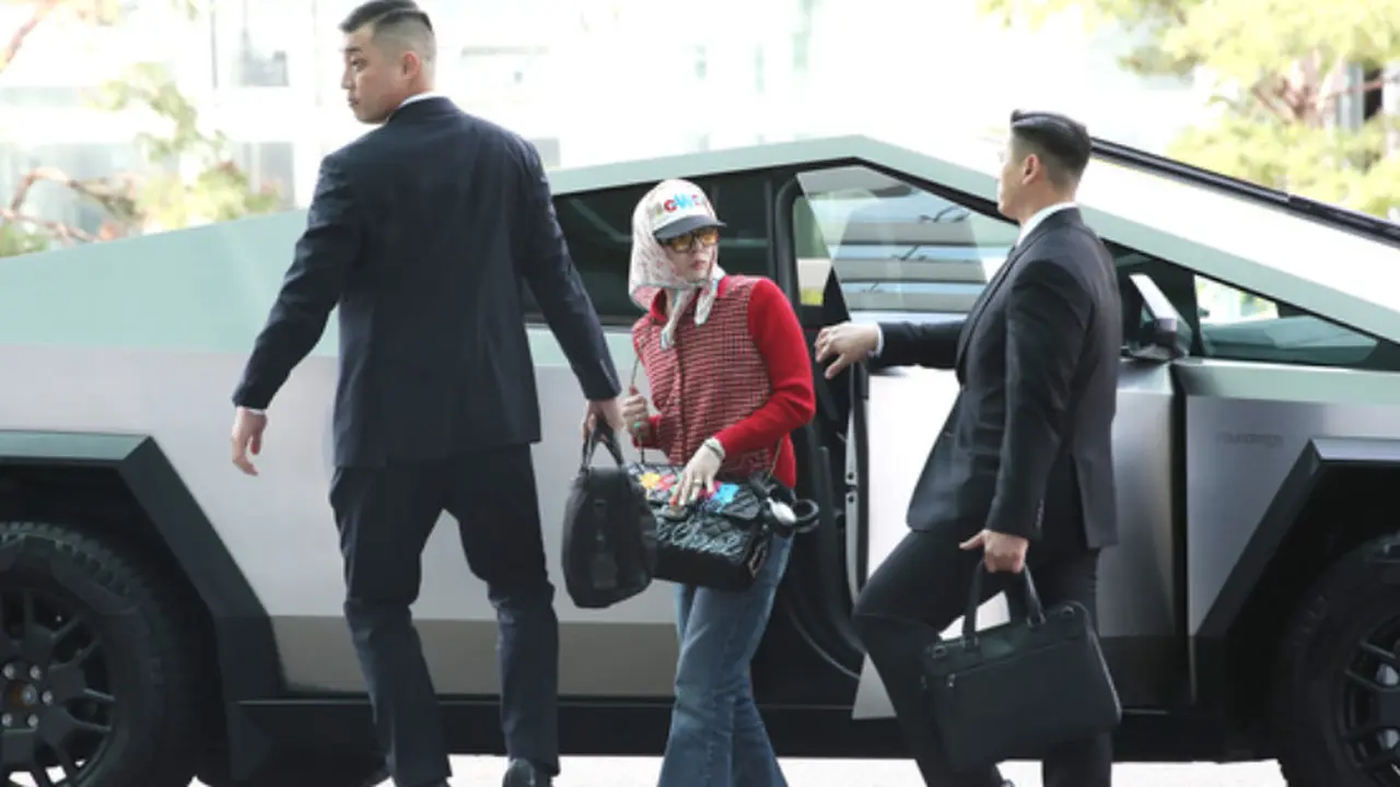 Melihat Tesla Cybertruck yang Dipakai G-Dragon ke Bandara Incheon Korsel (koreajoongangdaily)