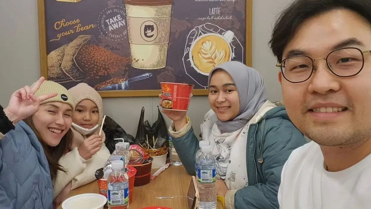 Shandy dan Ayu Ting Ting (https://www.instagram.com/p/Cr5g_rwh0bd/)