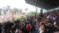 Ribuan warga Cimahi yang datang untuk memeriahkan Honda Dream Cup 2017 yang berlangsung di Sirkuit Sirkuit Brigif 15 Kujang Cimahi, Minggu (16/4/2017). (Bola.com/Zulfirdaus Harahap)