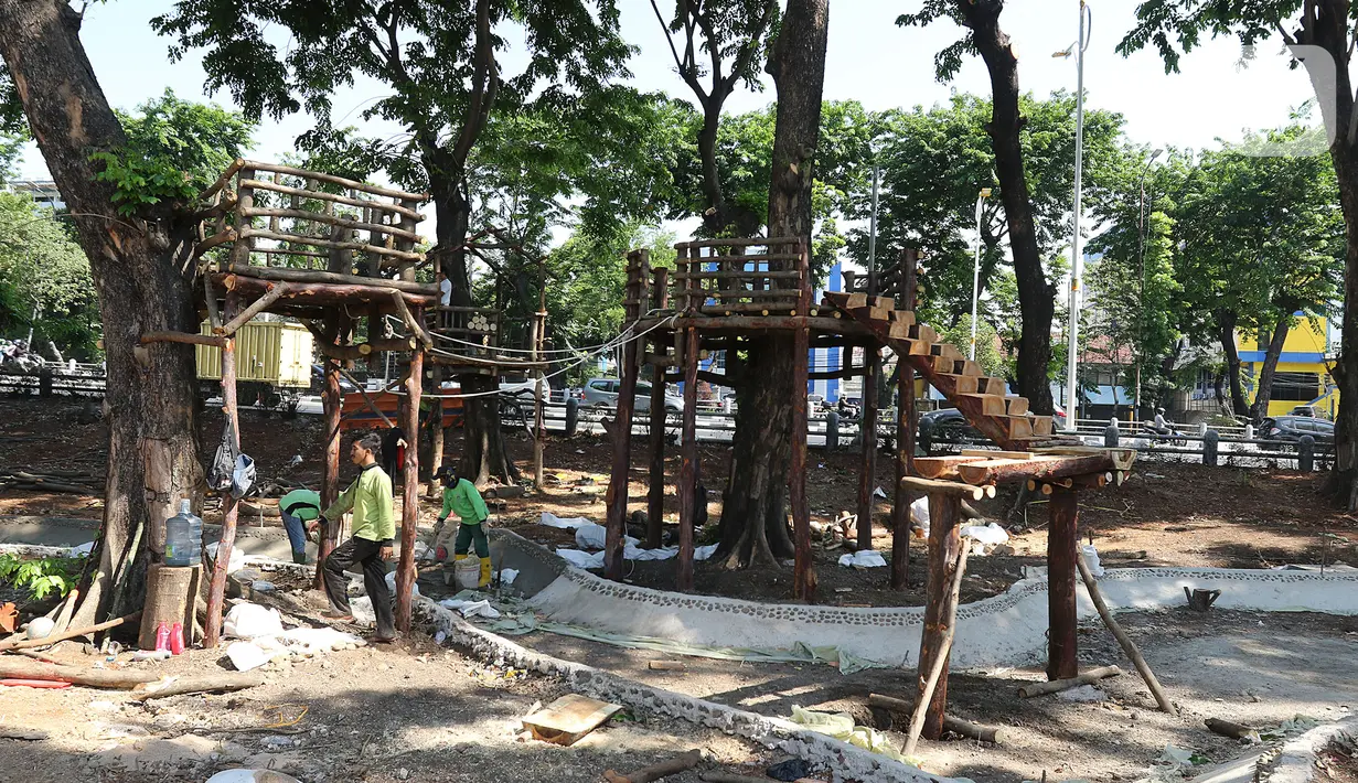 Petugas Dinas Kehutanan Jakarta Barat menyelesaikan pembangunan rumah pohon di kawasan Tomang, Jakarta, Selasa (19/11/2019). Pembangunan taman tersebut dilengkapi dengan rumah pohon untuk menambah ruang bermain anak. (Liputan6.com/Herman Zakharia)