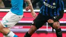 Gelandang Inter Milan, Fredy Guarin (kanan) berusaha melewati gelandang Napoli, Marek Hamsik pada lanjutan Liga Serie A di  San Paolo, Naples, Italia (30/11). Napoli menang atas Inter Milan dengan skorg 2-1. (AFP/CARLO Hermann)