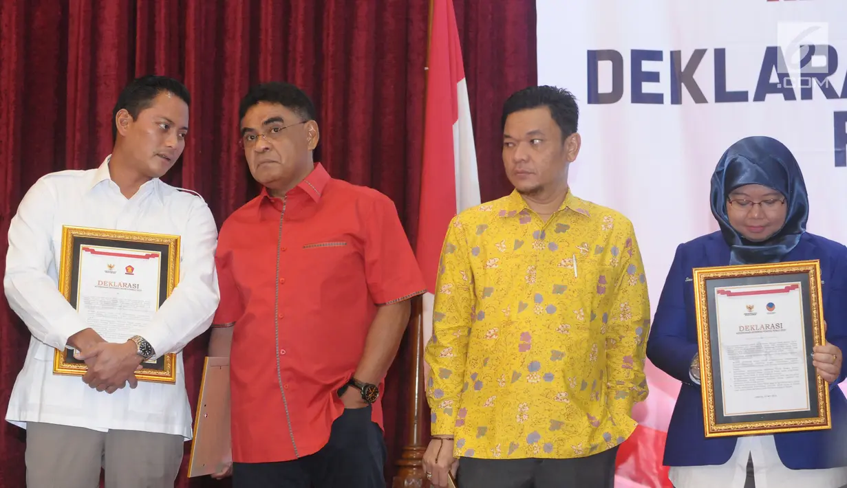 Perwakilan PDIP, Andreas Hugo Pariera (kedua kiri) berbincang usai menandatangani deklarasi Keterbukaan Informasi Peserta Pemilu 2019 di Jakarta, Selasa (22/5). Hal ini untuk mendukung Pemilu yang transparaan, akuntabel. (Liputan6.com/Helmi Fithriansyah)