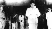 Dalam buku Samudera Merah Putih 19 September 1945, Jilid 1 (1984) karya Lasmidjah Hardi, alasan Presiden Sukarno memilih tanggal 17 Agustus sebagai waktu proklamasi kemerdekaan adalah karena Bung Karno mempercayai mistik. (Dok.Arsip Nasional RI)