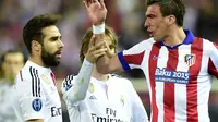 Pelipis striker Atletico Madrid Mario Mandzukic robek akibat terkena siku bek Real Madrid Sergio Ramos saat berebut bola di udara (GERARD JULIEN / AFP)