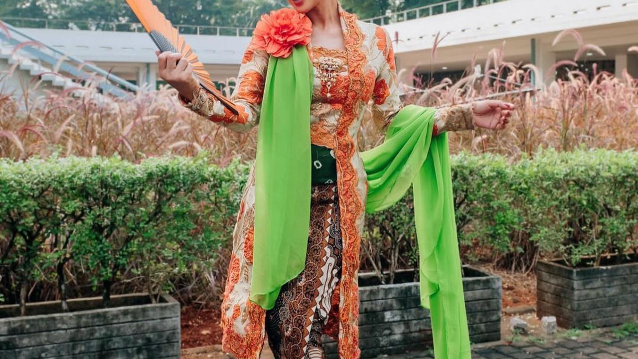 7 Potret Cantik Yuni Shara dengan Kebaya dan Baju Adatnya, Bisa Jadi Inspirasi Tampil Elegan