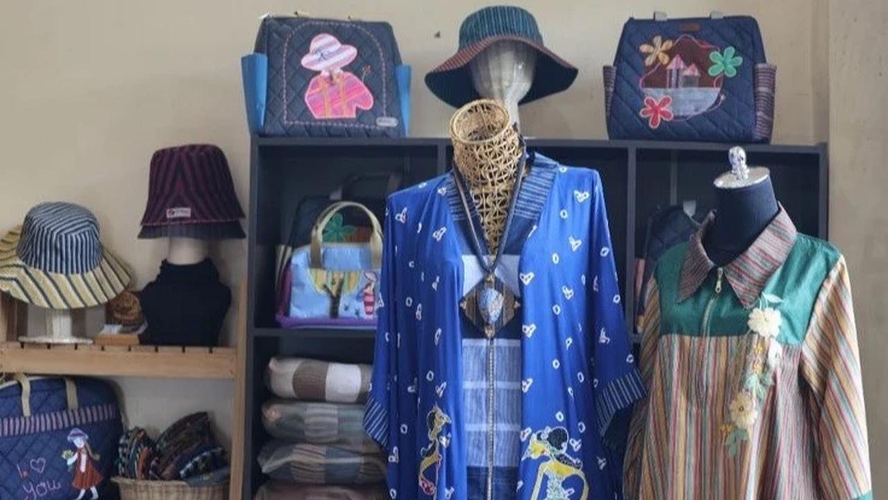 Peni Budi Astuti mulai merintis kegiatan pelatihan manik-manik gratis di Malang. Dari pengalaman itu, ia kemudian mendirikan diOpeni, UMKM tenun lurik