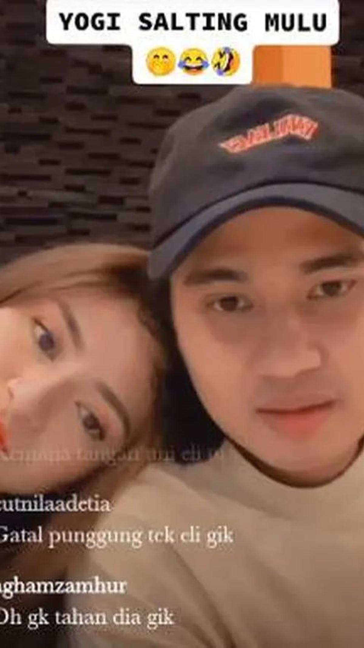 Melalui sesi live di media sosial, Nathalie dan Yogi tak ragu memamerkan momen mesra mereka.