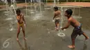 Sejumlah anak-anak bermain air di Taman Kodok kawasan Menteng, Jakarta, Minggu (17/1/2016). Taman Kodok kerap dijadikan tempat bermain oleh sejumlah anak pada setiap hari libur. (Liputan6.com/Faisal R Syam)