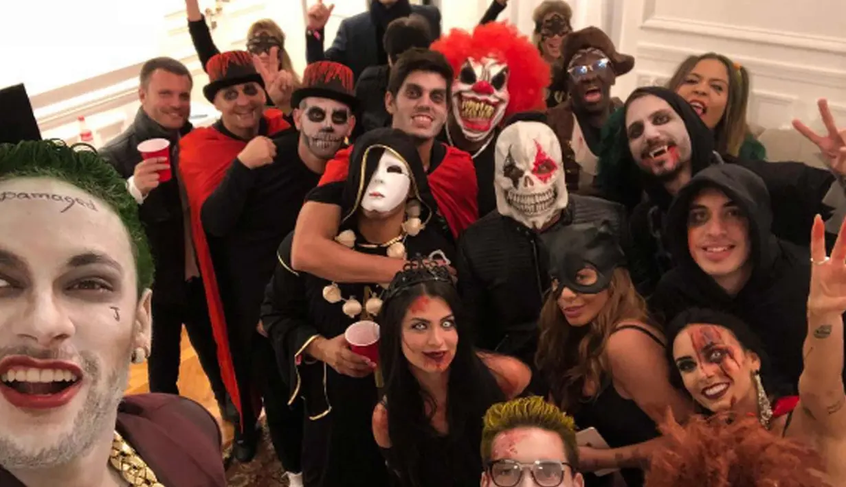 Penyerang PSG, Neymar (kiri) berselfie dengan teman-temannya saat merayakan hari Halloween. Neymar tampil total dengan mengecat rambutnya menjadi hijau dan melengkapi dandanannya dengan kartu. (Instagram/@neymarjr)